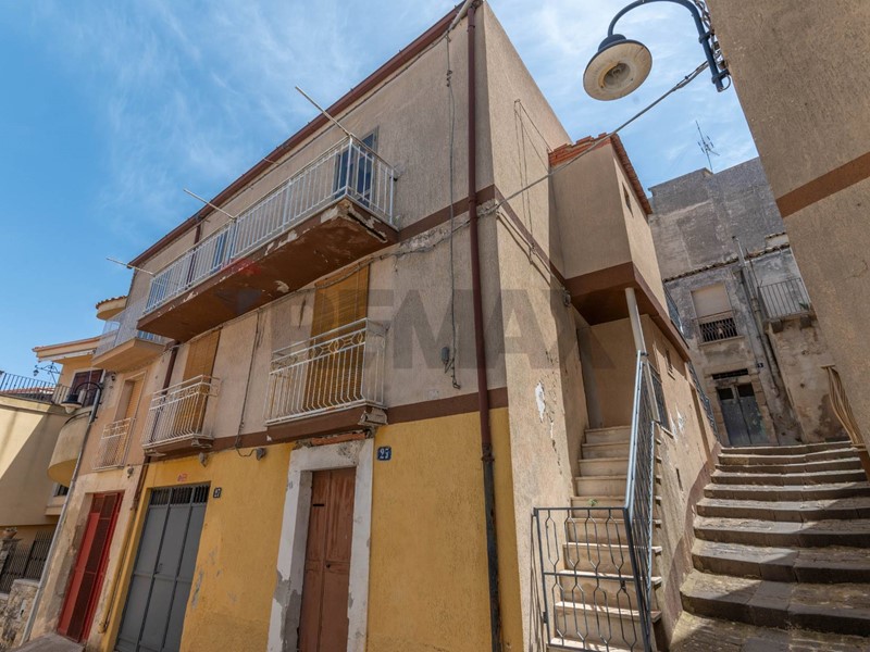 Casa Indipendente in Vendita a Monterosso Almo, 35'000&euro;, 200 m²