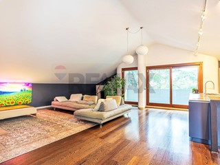 Villa in Vendita a Lesmo, 1'050'000&euro;, 373 m², con Box