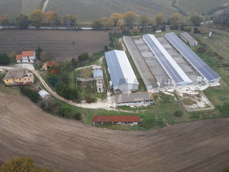 Capannone in Vendita a Arcevia, 850'000&euro;, 7000 m²