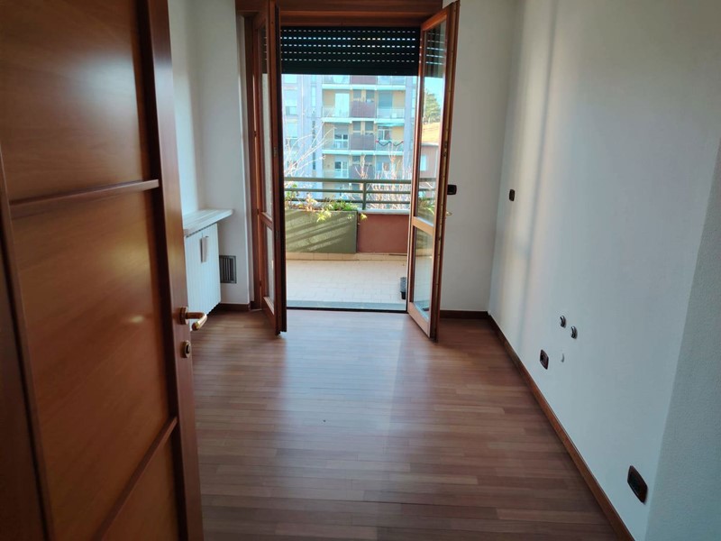 Appartamento in Affitto a Monza, 2'200&euro;, 213 m², arredato, con Box