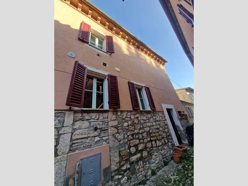 Casa Semi Indipendente in Vendita a Amelia, 197'000&euro;, 292 m²