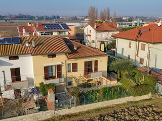 Villetta a schiera in Vendita a Savignano sul Rubicone, zona Bastia, 425'000&euro;, 300 m², con Box