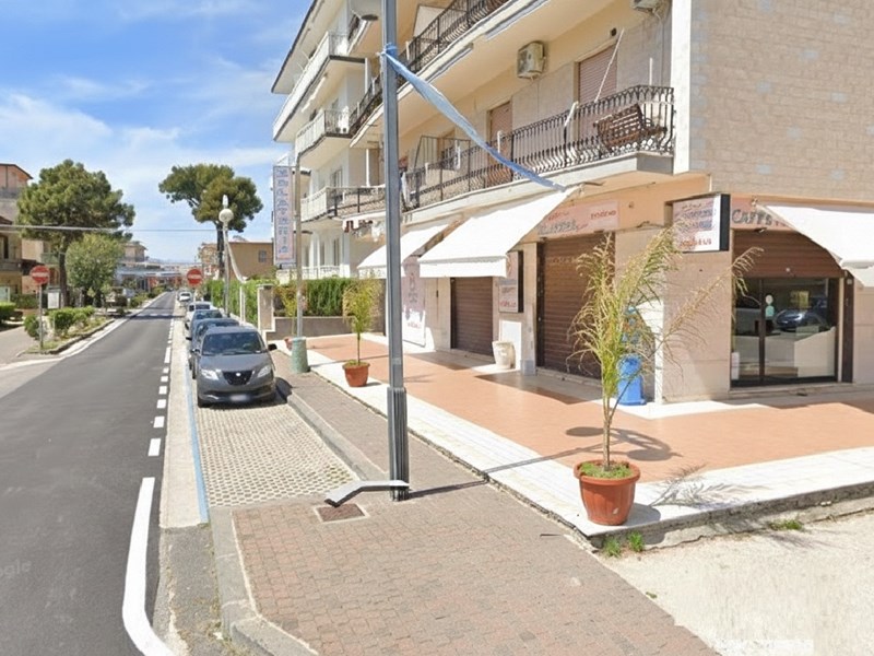 Negozio in Affitto a Mondragone, zona Viale Kennedy, 1'300&euro;, 120 m²
