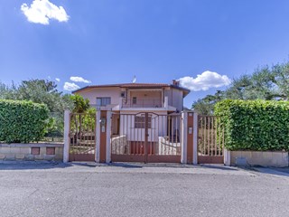 Villa in Vendita a Montalto di Castro, zona Centro, 750'000&euro;, 220 m², arredato