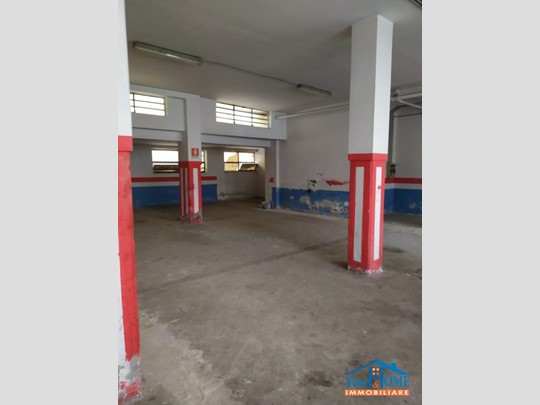 Negozio in Vendita a Bari, 110'000&euro;, 225 m²