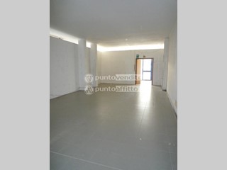 Negozio in Affitto a Lucca, zona San Marco, 1'500&euro;, 130 m²