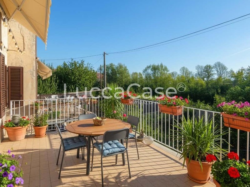 Villa bifamiliare in Vendita a Lucca, zona Monte San Quirico, 520'000&euro;, 220 m², con Box