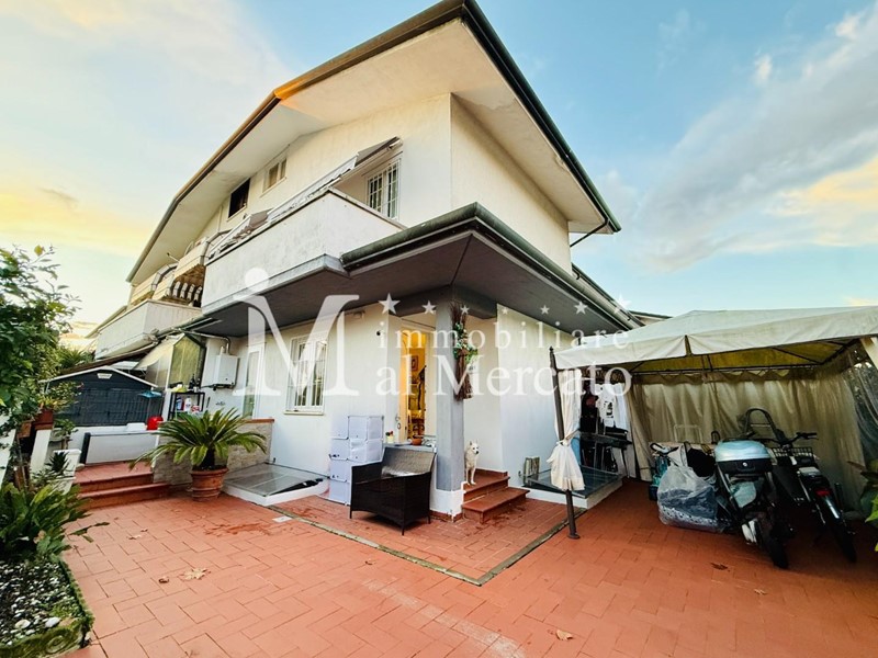 Villetta a schiera in Vendita a Viareggio, 315'000&euro;, 110 m², arredato
