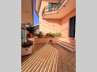 Appartamento in Vendita a Lecce, 380'000&euro;, 220 m², con Box