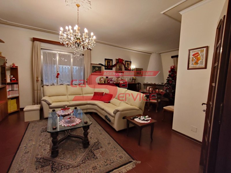 Appartamento in Vendita a Montecatini Terme, 260'000&euro;, 130 m², arredato, con Box