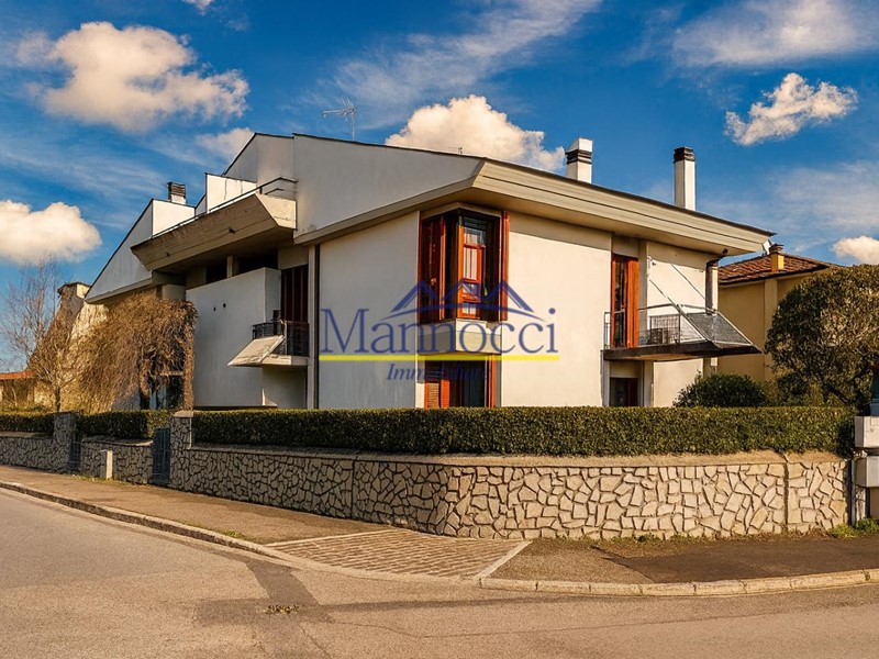 Villa bifamiliare in Vendita a Pontedera, 375'000&euro;, 223 m², arredato, con Box