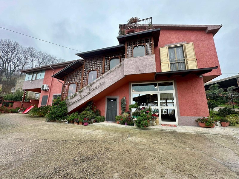 Villa in Vendita a Città Sant'Angelo, 320'000&euro;, 350 m²