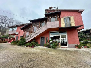 Villa in Vendita a Città Sant'Angelo, 320'000&euro;, 350 m²