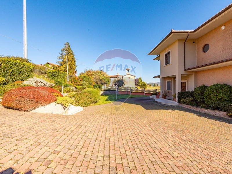 Villa in Vendita a Oricola, 840'000&euro;, 325 m²