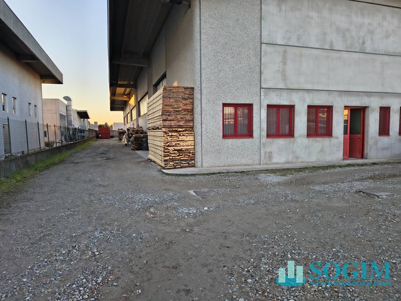 Capannone in Vendita a Seveso, 690'000&euro;, 1038 m²