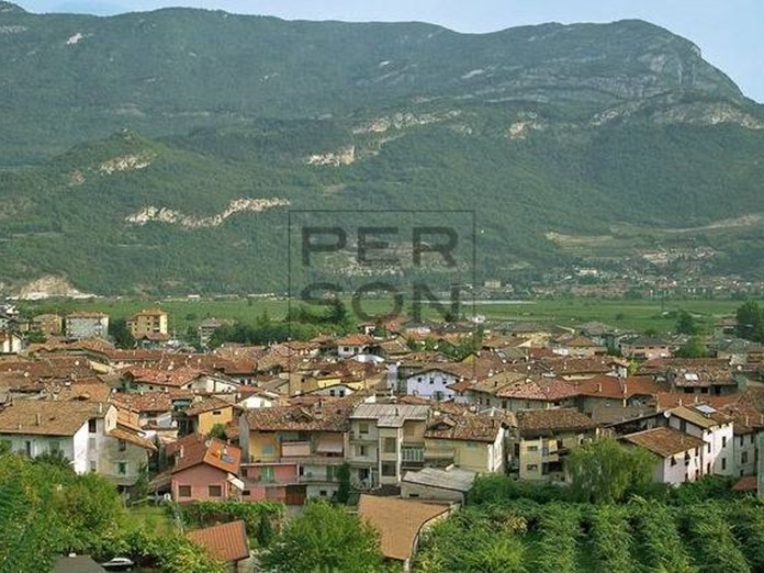 Capannone in Vendita a Volano, 435'000&euro;, 391 m²