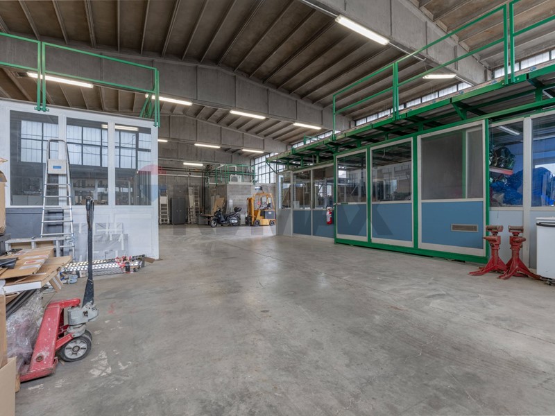 Capannone in Vendita a San Donato Milanese, 548'000&euro;, 670 m²