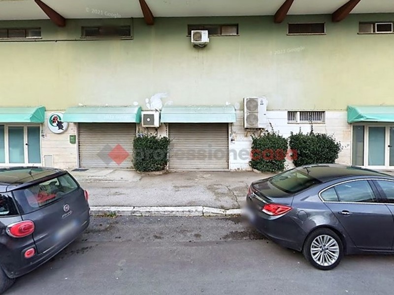 Negozio in Vendita a Aprilia, 390'000&euro;, 380 m²