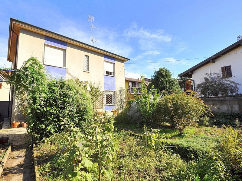 Villa in Vendita a Inveruno, 310'000&euro;, 195 m², con Box