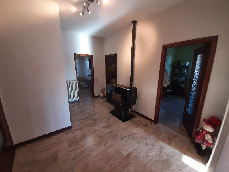 Villa in Vendita a Puegnago sul Garda, 475'000&euro;, 235 m², con Box