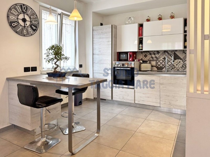 Trilocale in Vendita a Taggia, zona Arma Di Taggia, 257'000&euro;, 80 m², arredato