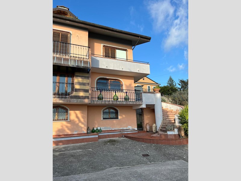 Casa Indipendente in Vendita a Montecorvino Pugliano, 399'000&euro;, 250 m²