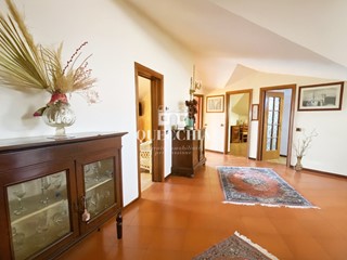 Appartamento in Vendita a Padenghe sul Garda, 495'000&euro;, 230 m², con Box