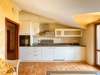 Appartamento in Vendita a Padenghe sul Garda, 460'000&euro;, 230 m², con Box