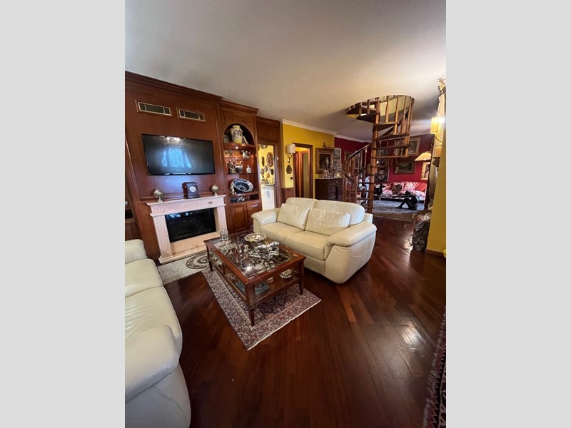 Appartamento in Vendita a Venaria Reale, 370'000&euro;, 189 m², con Box