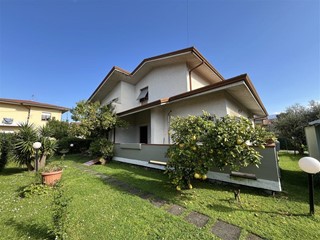 Villa in Vendita a Massa, zona Ronchi, 750'000&euro;, 270 m²