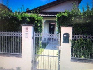 Villa in Vendita a Viareggio, zona Torre Del Lago Puccini, 206'250&euro;, 185 m²