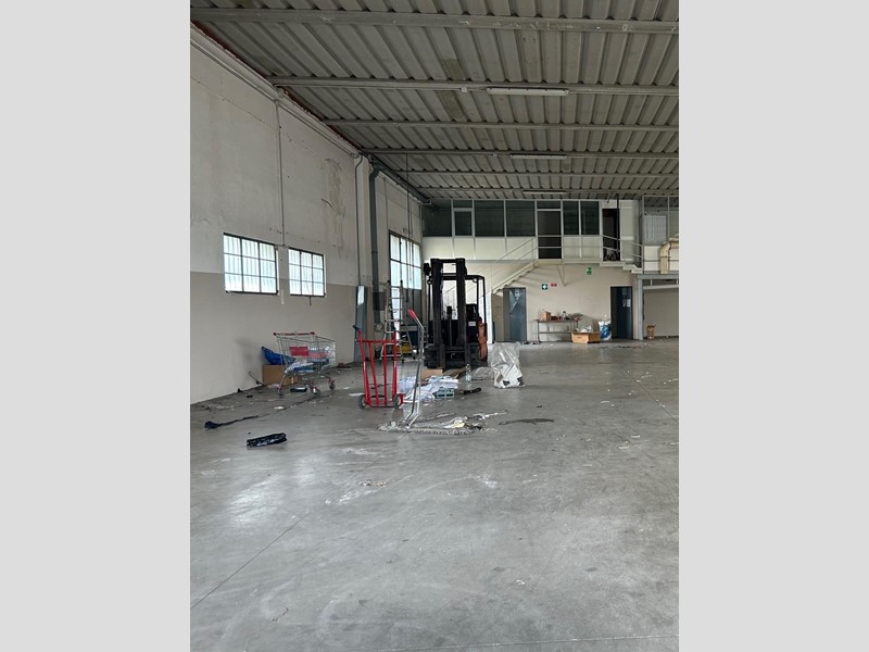 Capannone in Vendita a Empoli, 250'000&euro;, 300 m²