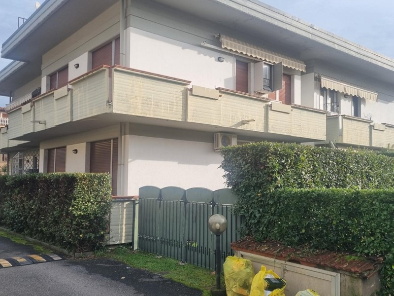Quadrilocale in Vendita a Massa, zona Ronchi, 195'000&euro;, 60 m², arredato