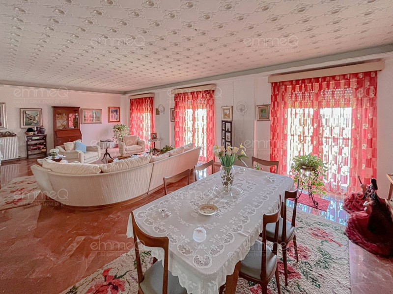 Appartamento in Vendita a Palermo, 365'000&euro;, 243 m²