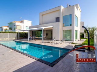 Villa in Vendita a Siracusa, 650'000&euro;, 345 m²