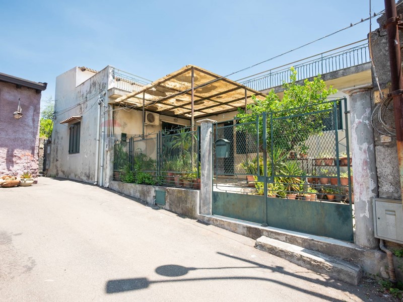 Casa Indipendente in Vendita a Aci Bonaccorsi, 125'000&euro;, 81 m²