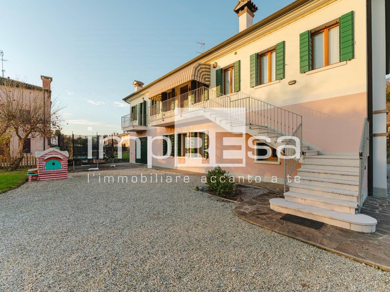 Villa in Vendita a Montebelluna, 440'000&euro;, 440 m²