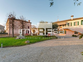 Villa in Vendita a Montebelluna, 440'000&euro;, 440 m²