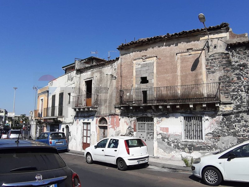 Casa Indipendente in Vendita a Catania, 129'000&euro;, 431 m²