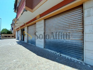 Capannone in Affitto a Fiumicino, zona Isola Sacra, 1'600&euro;, 100 m²