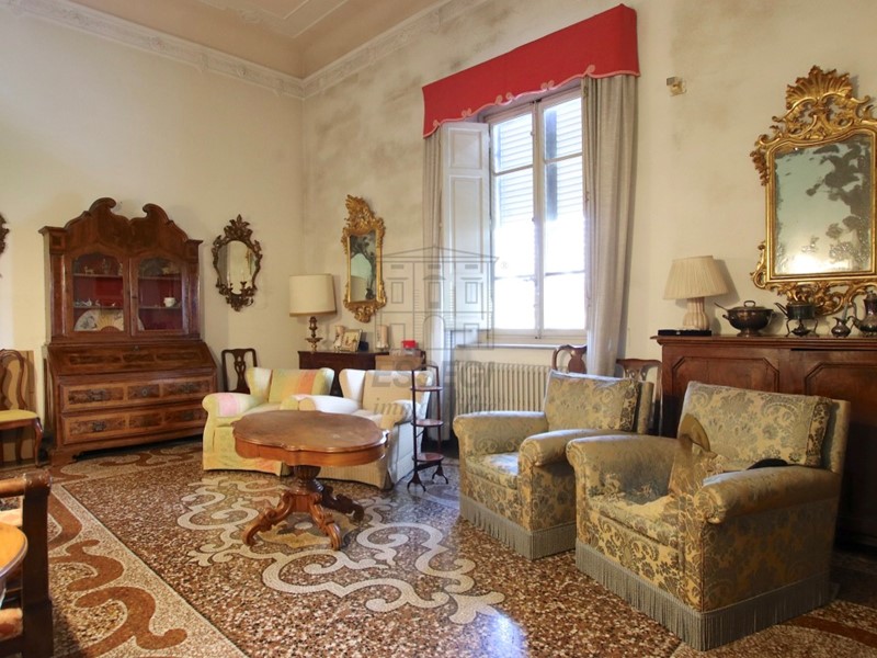 Appartamento in Vendita a Lucca, zona Circonvallazione, 900'000&euro;, 300 m²