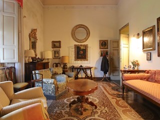 Appartamento in Vendita a Lucca, zona Circonvallazione, 900'000&euro;, 300 m²