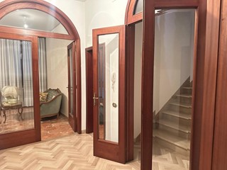 Villa in Vendita a Empoli, 450'000&euro;, 232 m², con Box