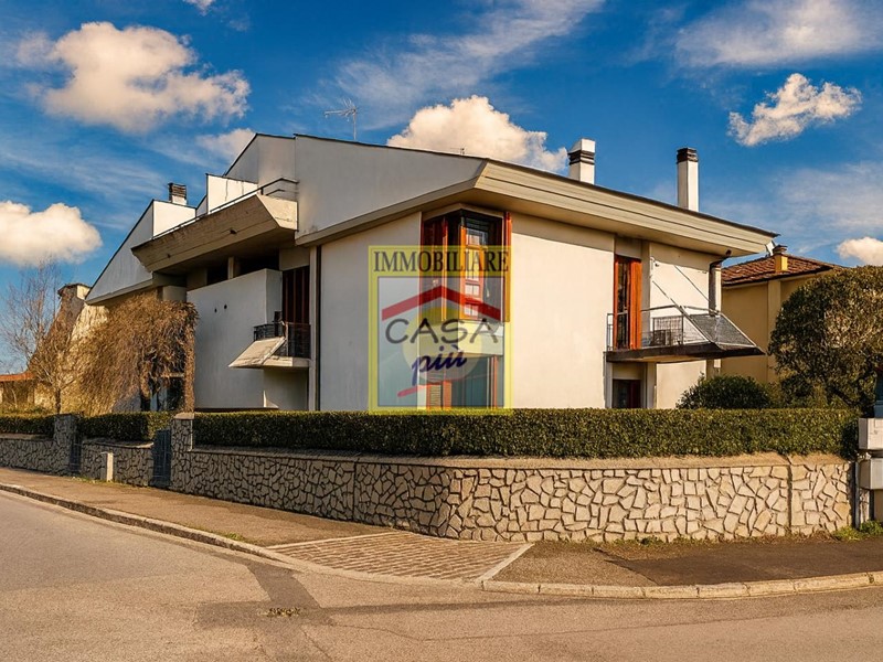 Villa bifamiliare in Vendita a Pontedera, 375'000&euro;, 223 m², arredato, con Box