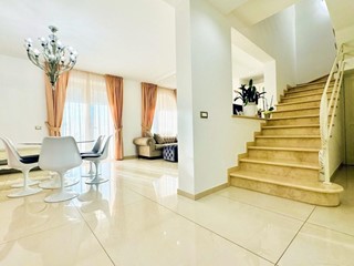 Casa Semi Indipendente in Affitto a Camaiore, zona Lido di Camaiore, 8'000&euro;, 210 m², arredato