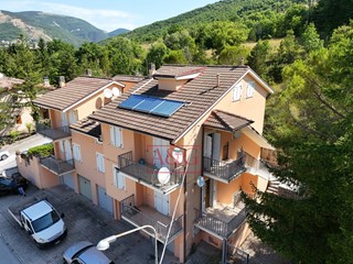 Villetta a schiera in Vendita a Fiastra, 150'000&euro;, 225 m²