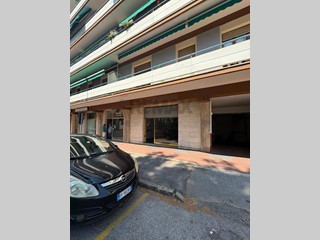 Negozio in Affitto a Jesi, 500&euro;, 100 m²
