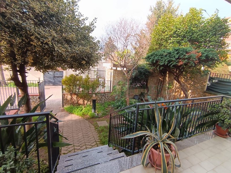 Villa in Affitto a Caserta, 1'000&euro;, 360 m²