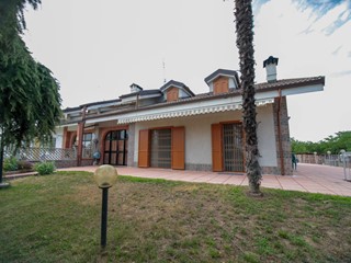 Villa in Vendita a Leinì, 439'000&euro;, 280 m²