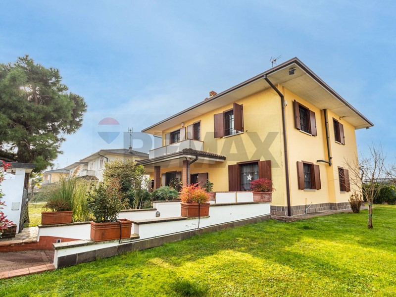 Villa in Vendita a Cerro al Lambro, 549'000&euro;, 270 m²